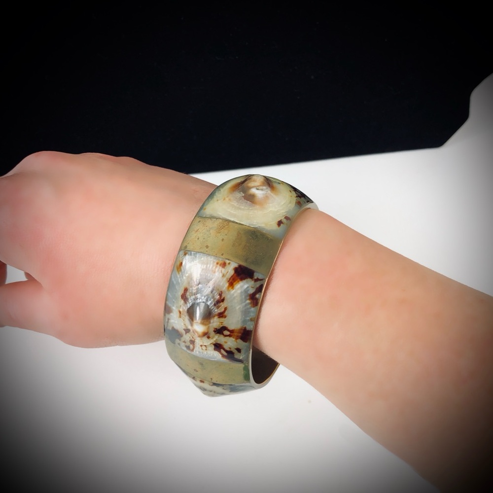 Vtg Wide Brass & Cowrie Shelled Abalone Bangle